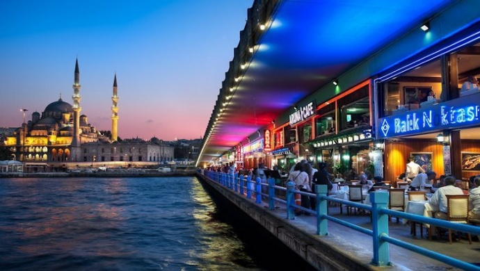 مناطق سياحية في اسطنبول إسطنبول مدينة غنية بالمعالم السياحية التي تجمع بين الجمال التاريخي والحداثة. إليك بعض أبرز المناطق السياحية في إسطنبول: